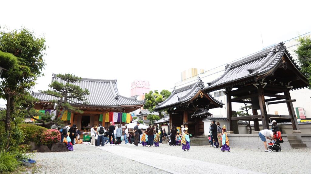 高野寺のお稚児祭りで、多くの人が集まっている境内の様子