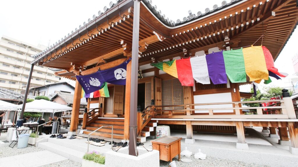 斜めから見た高野寺の本堂