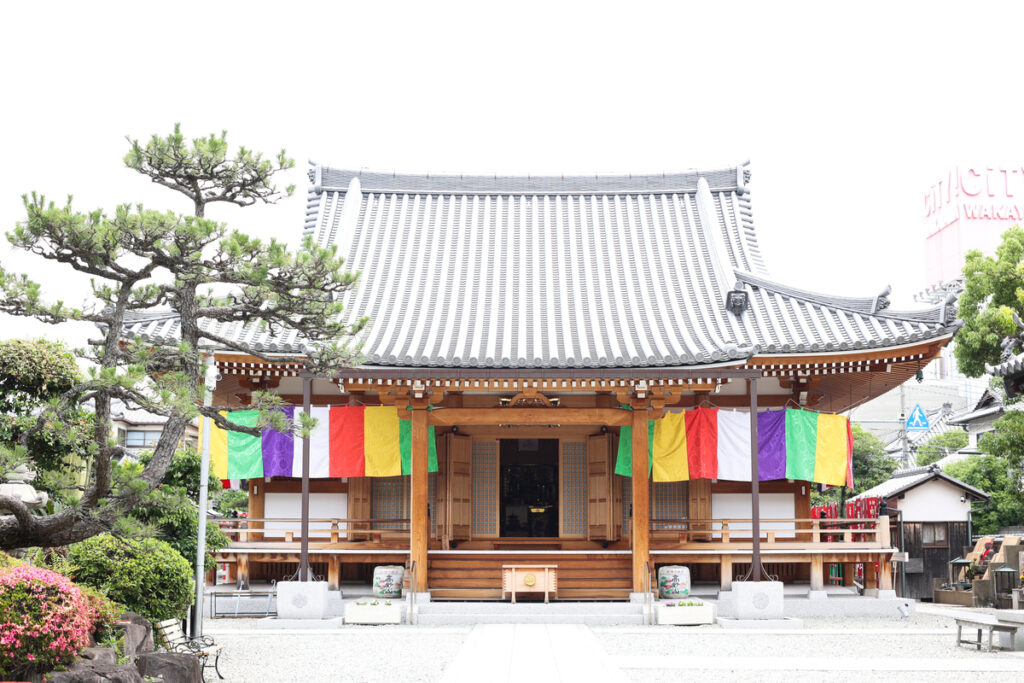 高野寺の本堂と境内