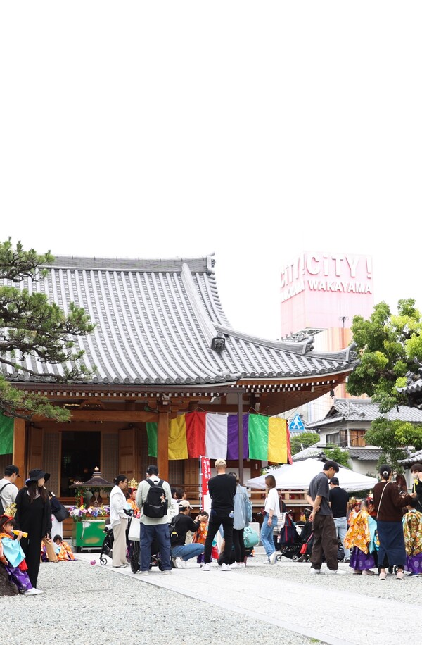 高野寺のお稚児祭りで人が集まっている境内