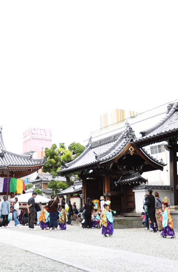 お稚児祭りで賑わう高野寺の境内