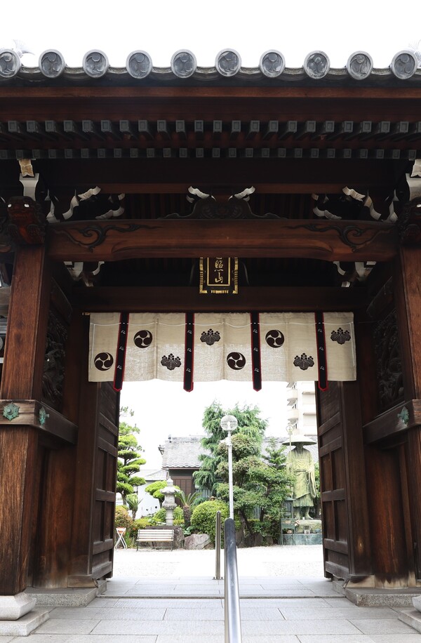 正面から見た高野寺の山門