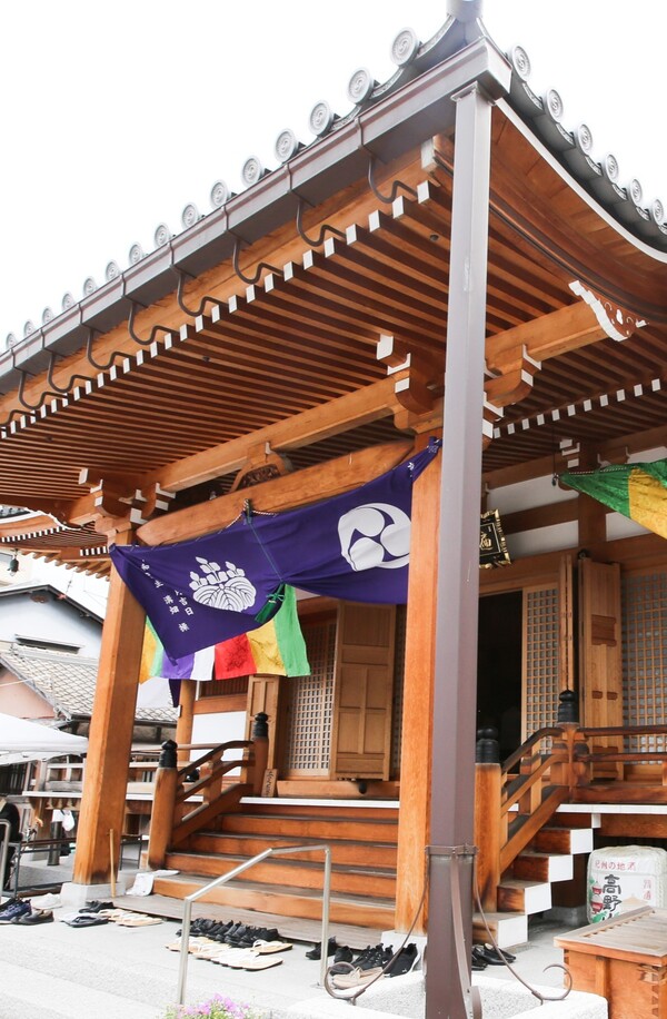 斜めから見た高野寺の本堂