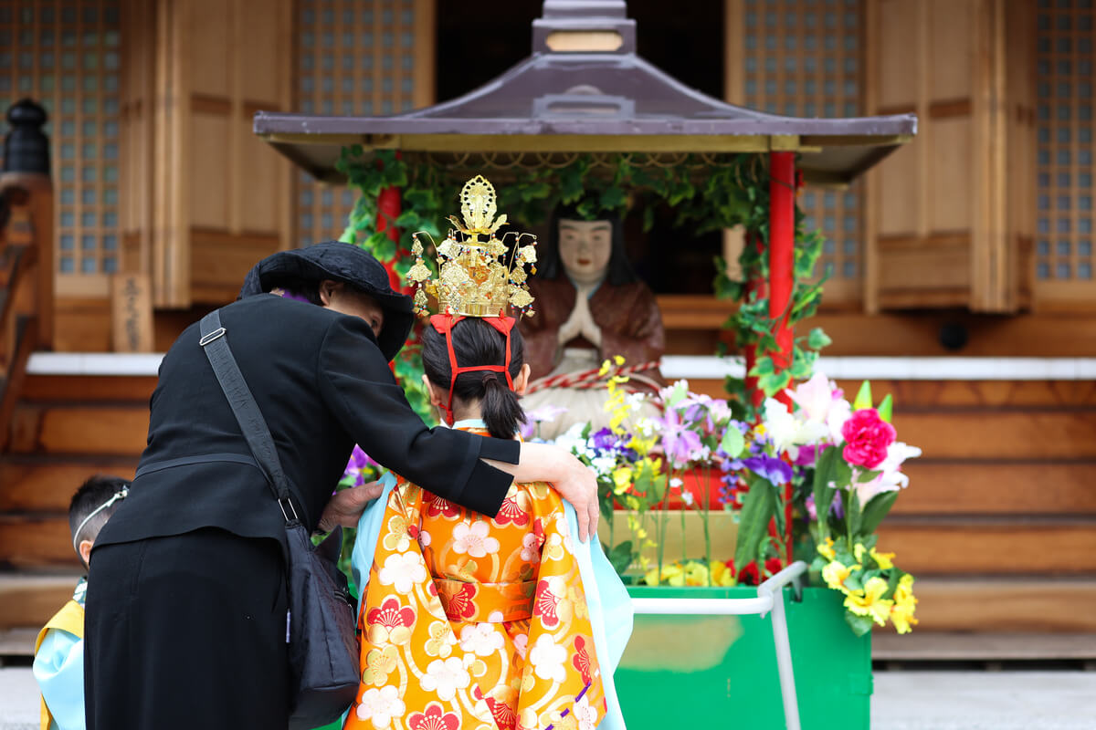 高野寺のお稚児祭りに参加している晴れ着姿の女の子と祖母