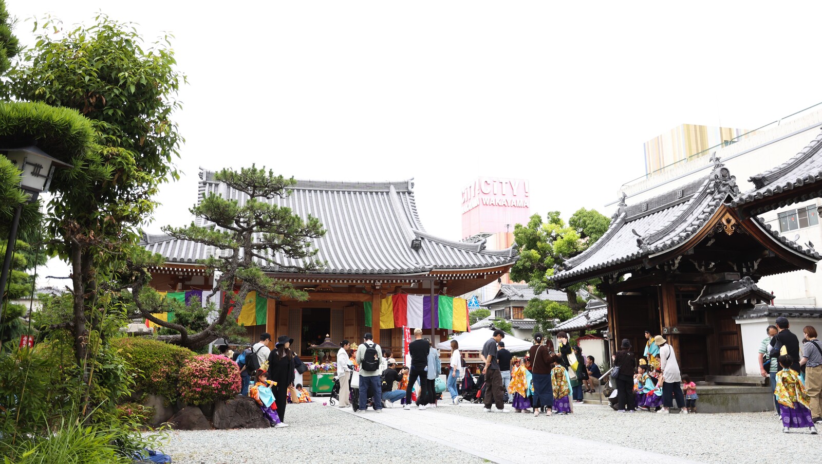 高野寺のお稚児祭りで、多くの人が集まっている境内の様子